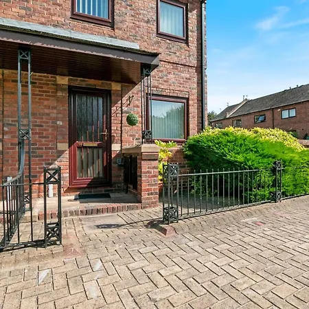 46 Fewster Way Cosy Townhouse In With Parking Fossdyke - Pass The Keys York