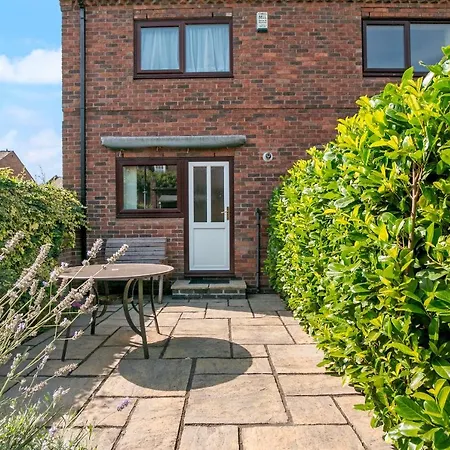 46 Fewster Way Cosy Townhouse In With Parking Fossdyke - Pass The Keys *