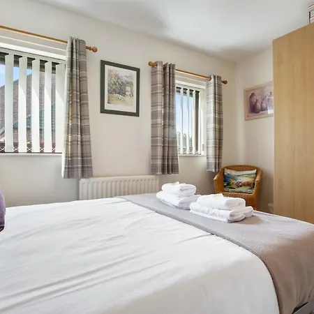 46 Fewster Way Cosy Townhouse In With Parking Fossdyke - Pass The Keys