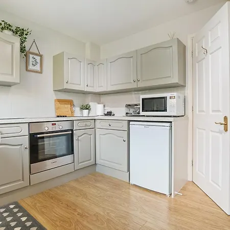 46 Fewster Way Cosy Townhouse In With Parking Fossdyke - Pass The Keys *